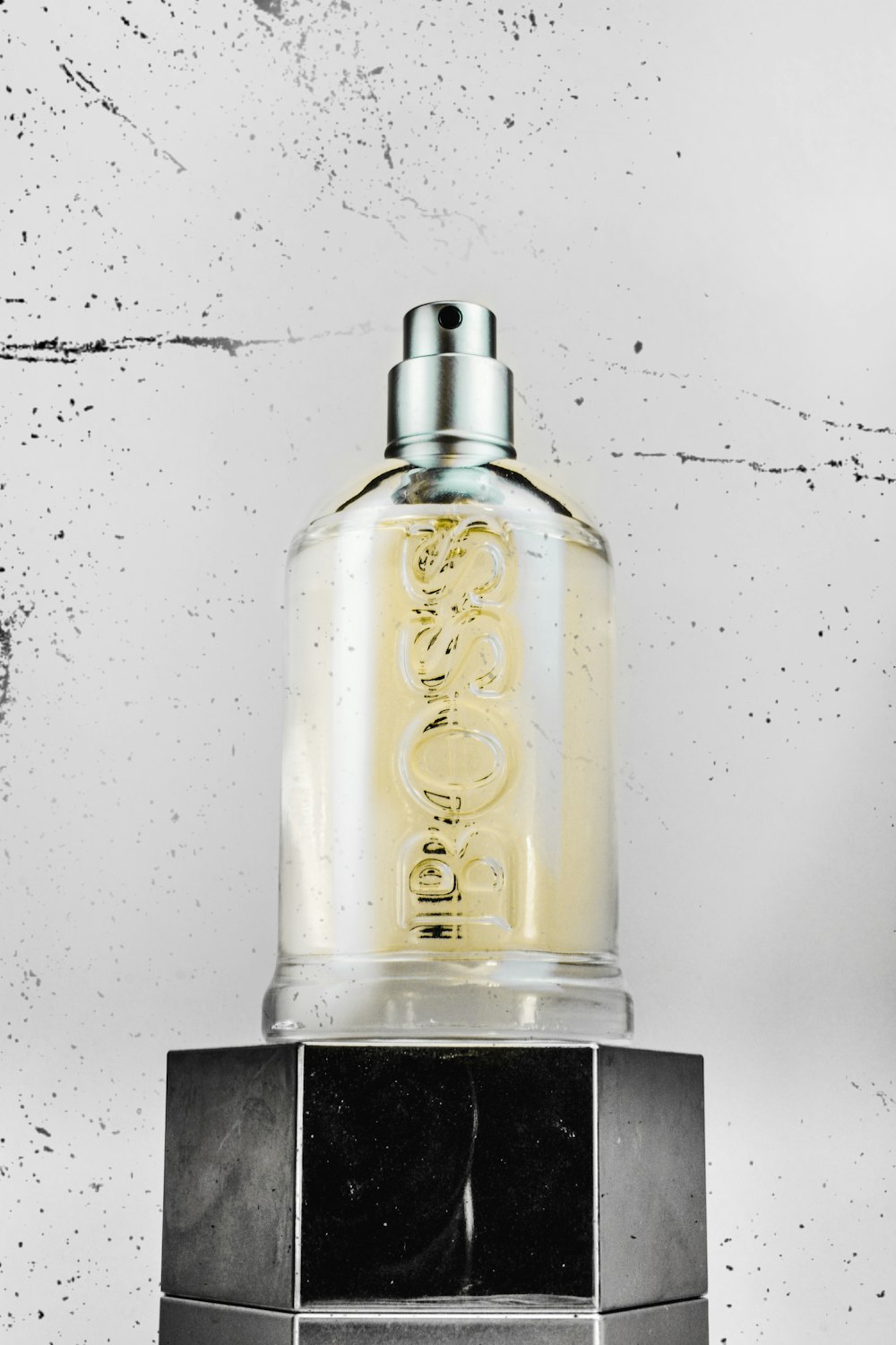 gold and black perfume bottle photo – Free Bottle Image on Unsplash