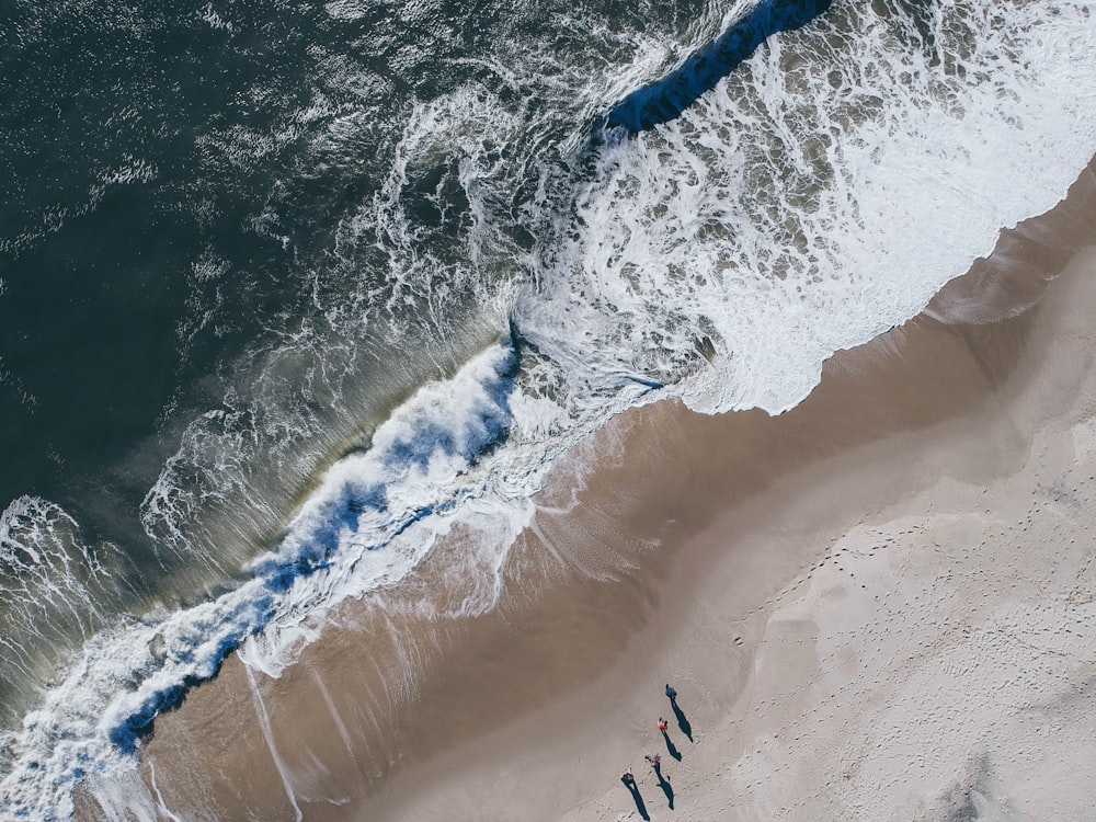 Vue à vol d’oiseau des vagues de l’océan