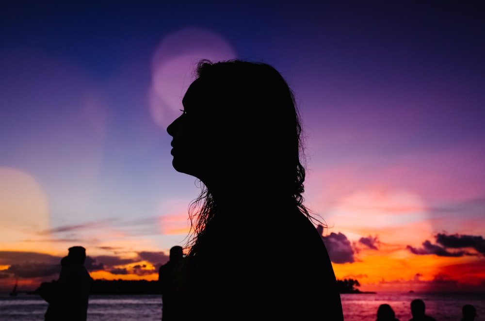 Silueta de mujer durante la puesta del sol