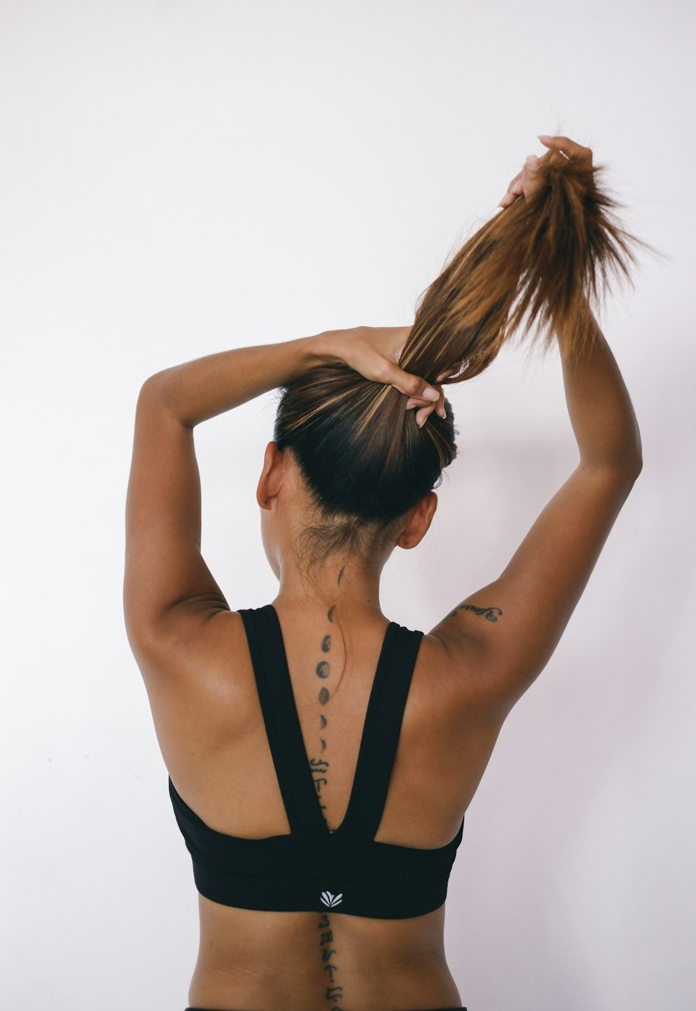 Mujer con camiseta sin mangas negra