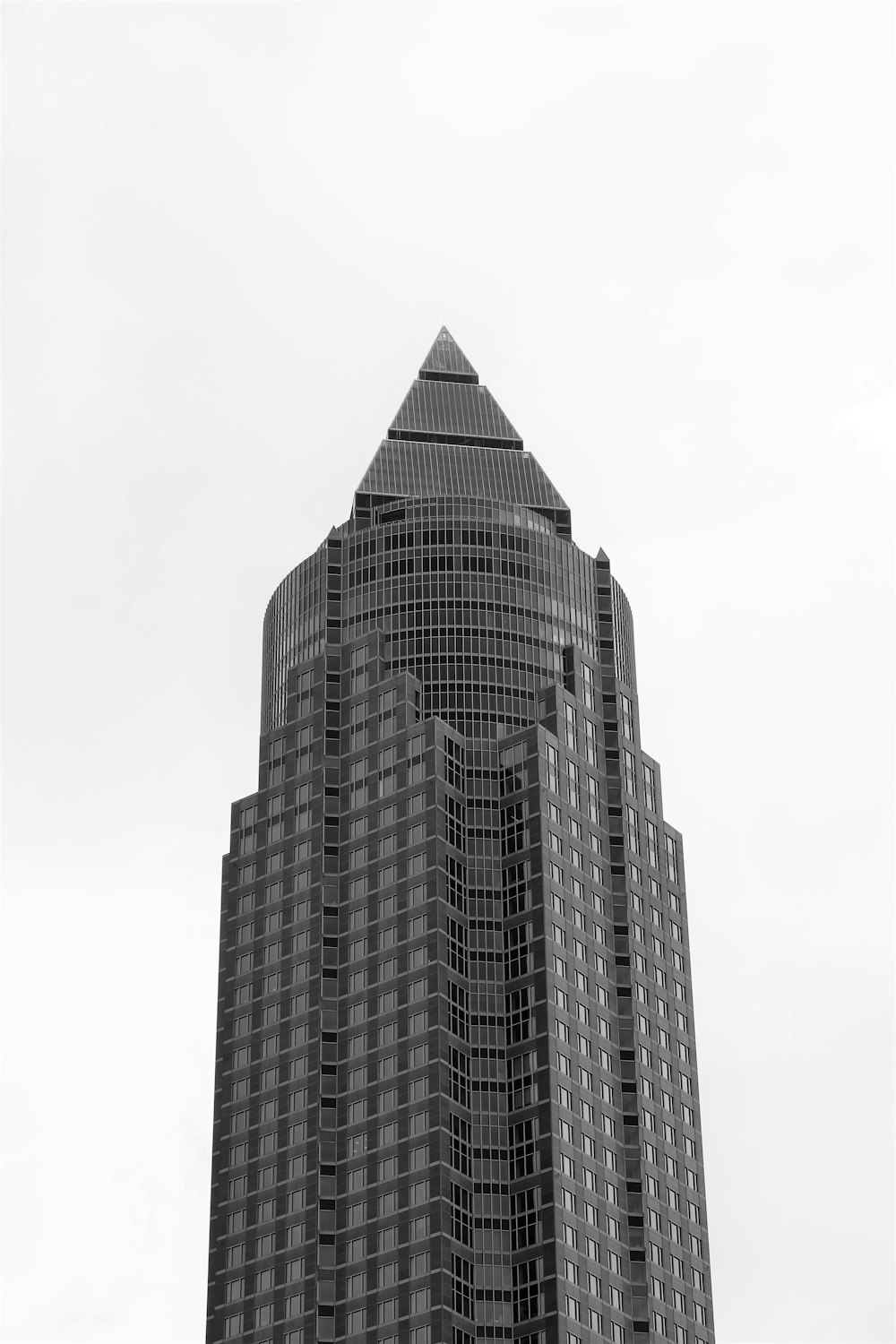 edifício de betão preto e branco
