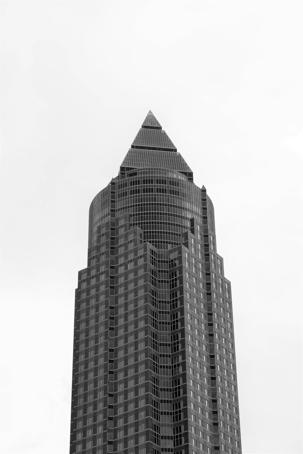 Edificio de hormigón blanco y negro