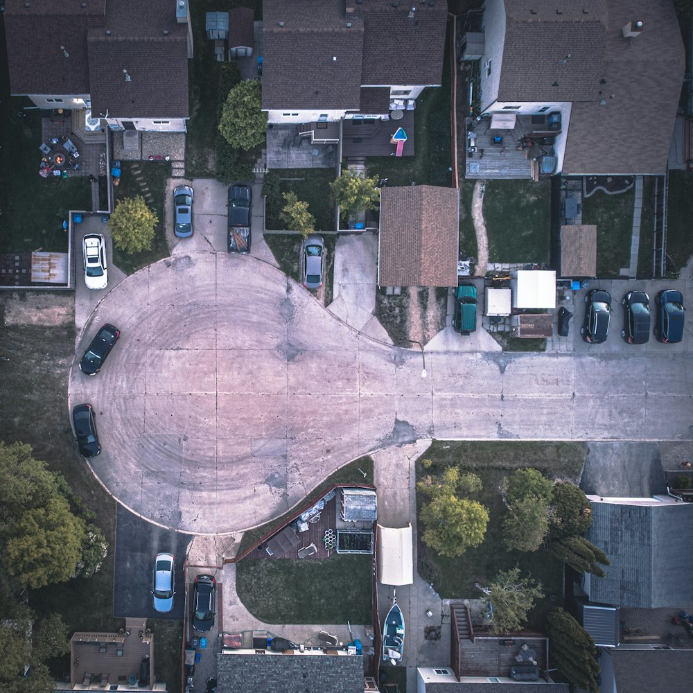 茶色と白のコンクリートの建物