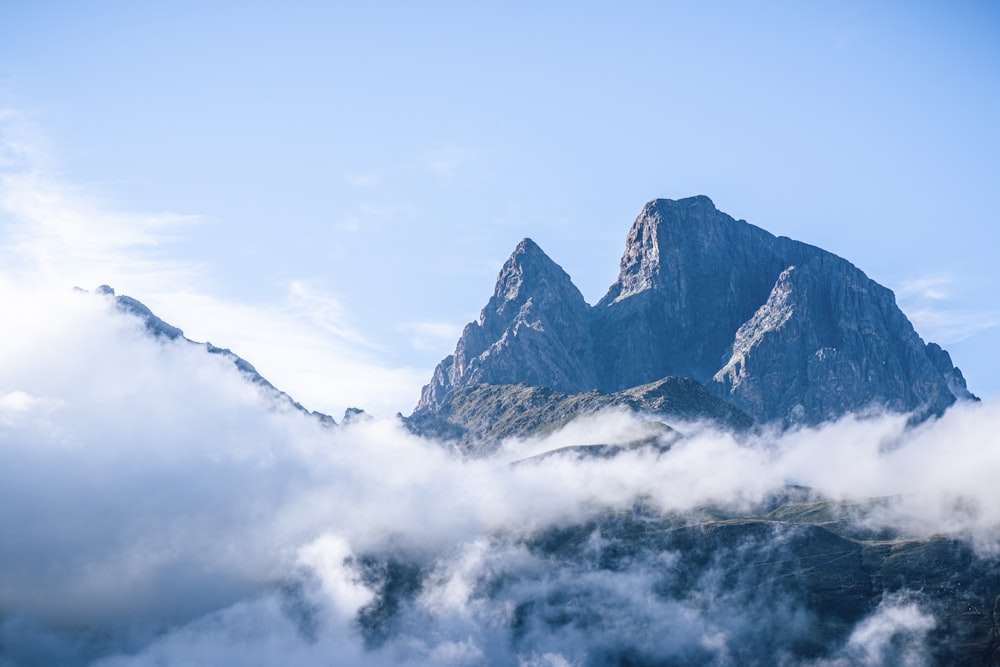 montaña cubierta de nieve bajo el cielo nublado durante el día