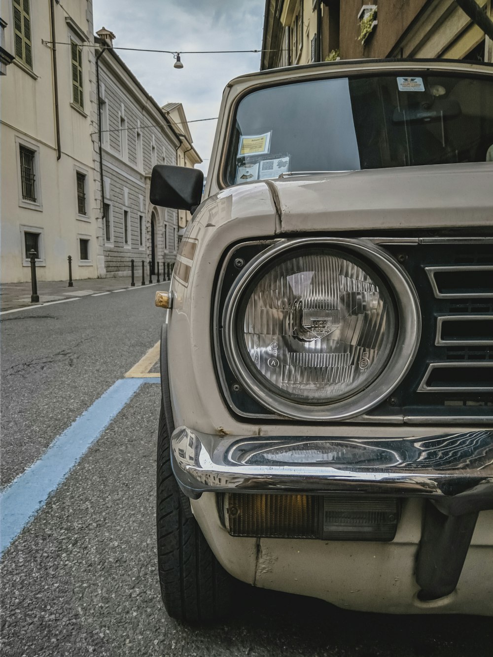 Auto grigia sulla strada di cemento grigia durante il giorno