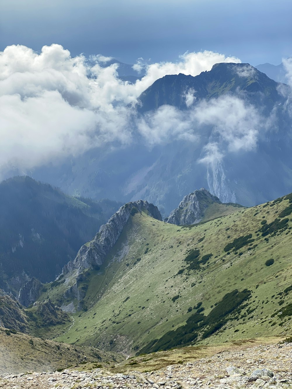 montagne verdi sotto nuvole bianche durante il giorno