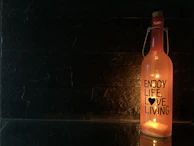 A cheerful bottle decorated with a playful illustration and a heartfelt dedication in Hebrew.