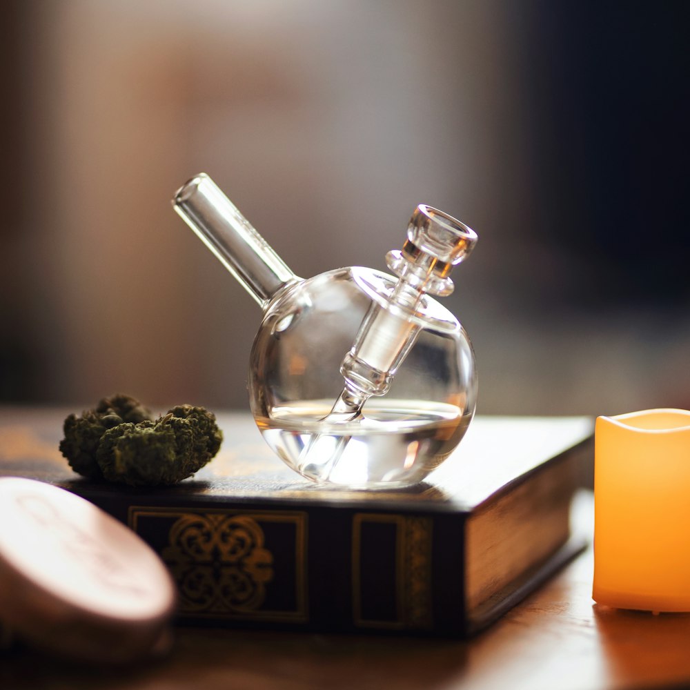 frasco de perfume de vidro transparente na mesa de madeira marrom