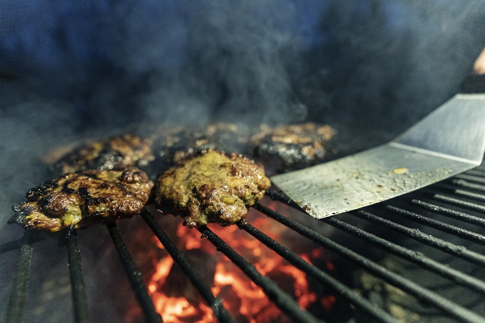 Carne a la parrilla en parrilla de carbón negro