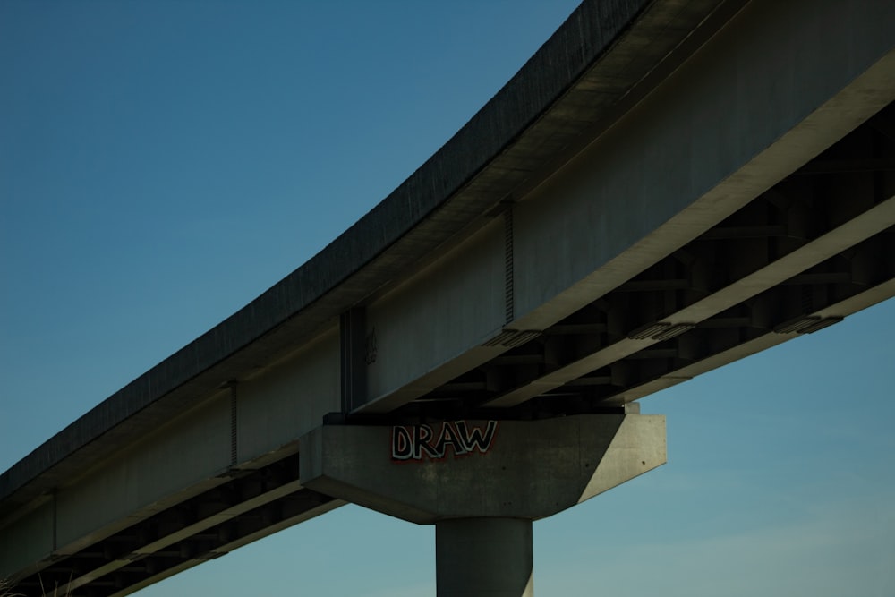 Puente de hormigón gris bajo el cielo azul durante el día