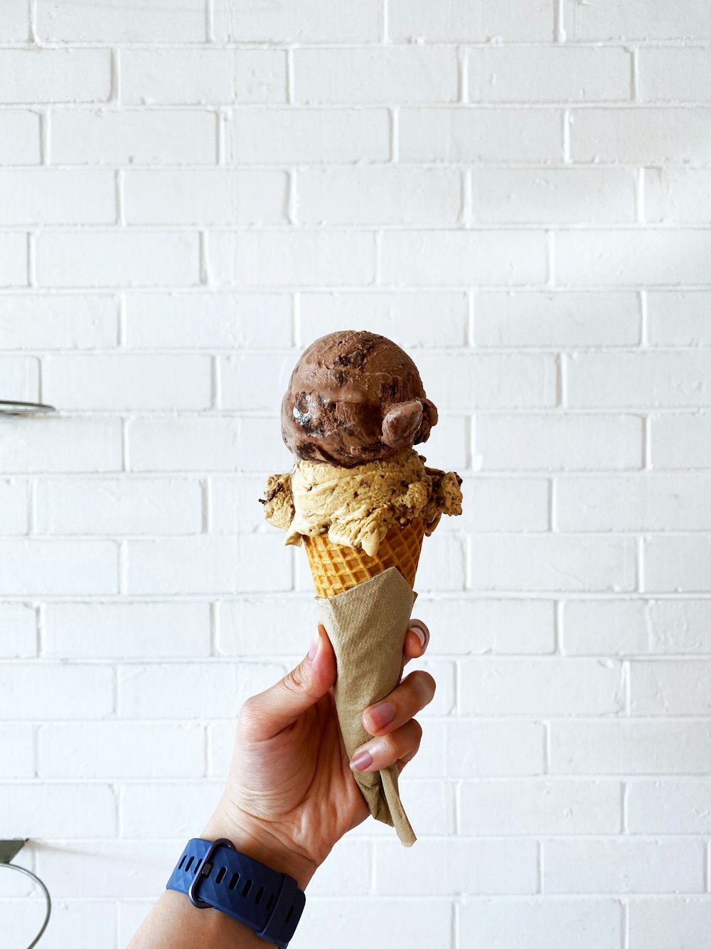 Persona sosteniendo un cono de helado