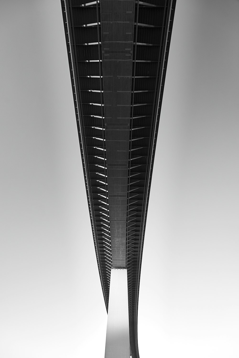 검은 색과 회색 고층 건물