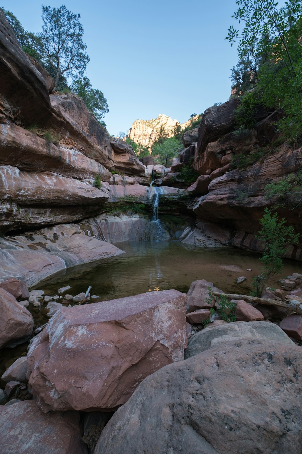 Montaña rocosa marrón con río