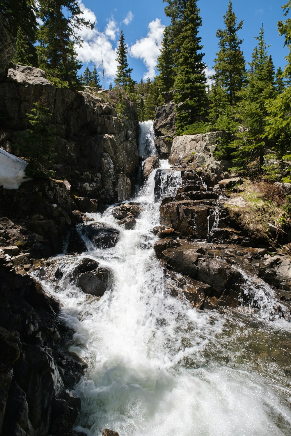 Cascate nel mezzo delle montagne rocciose