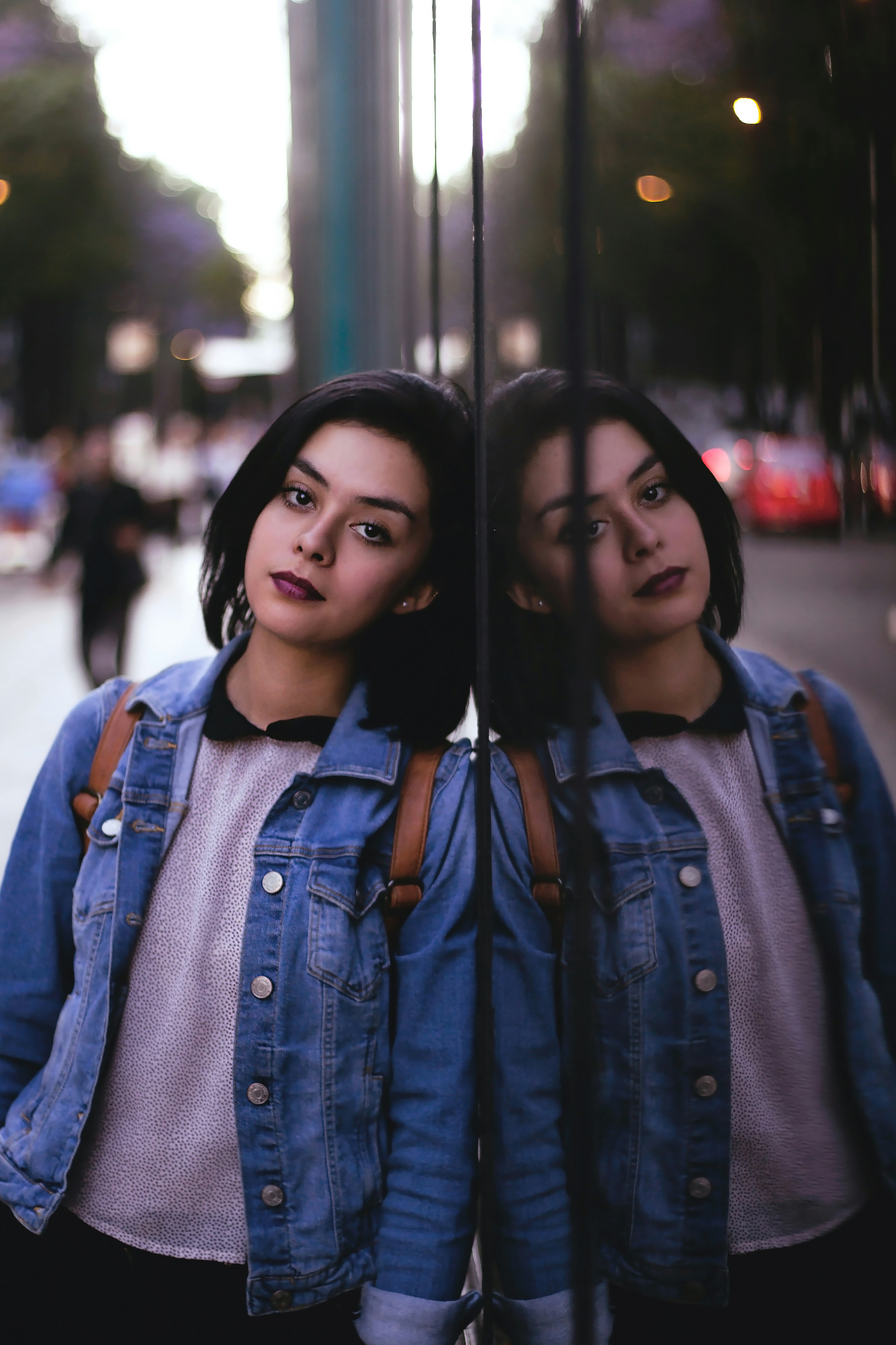 Frau in blauer Jeansjacke