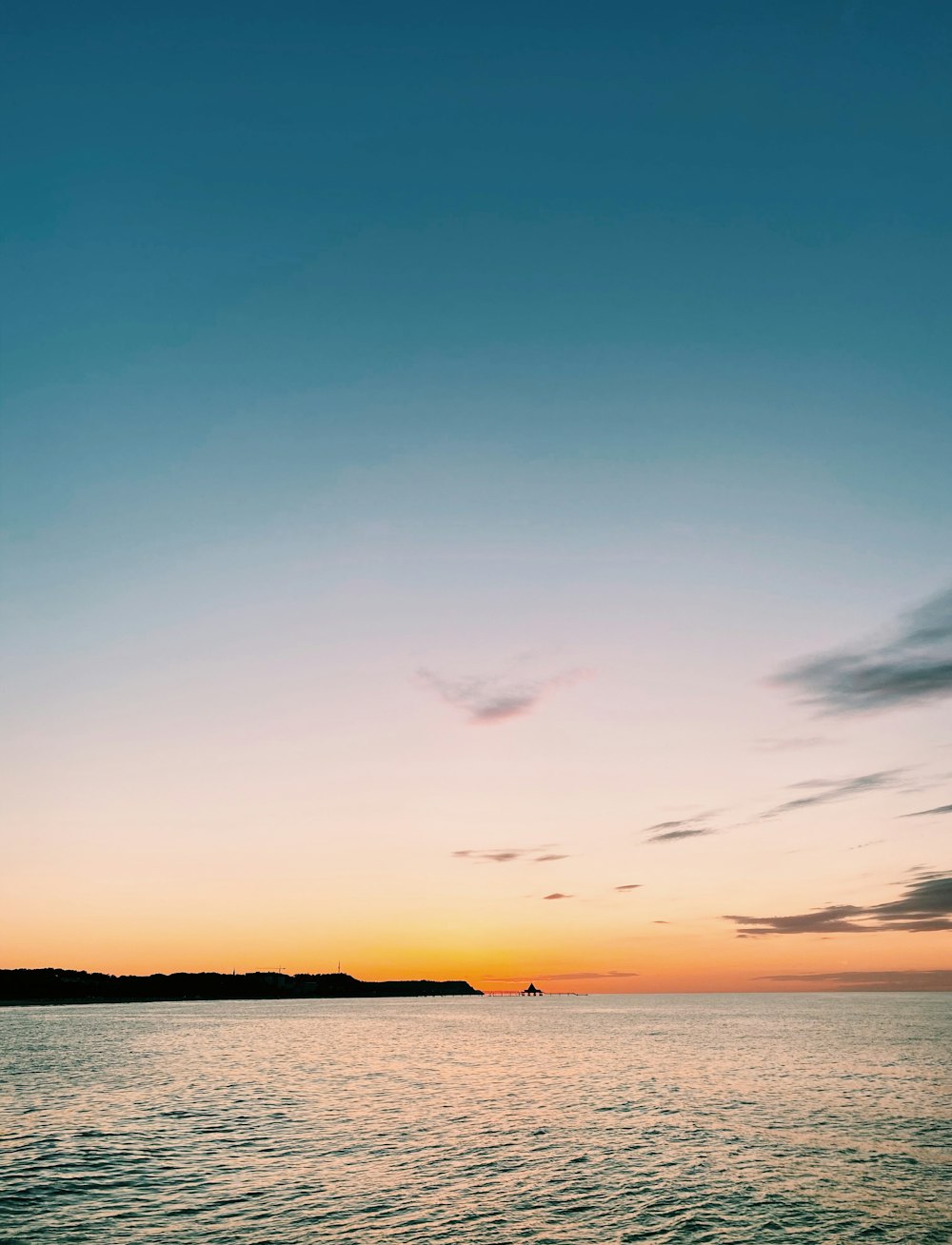 Plan d’eau sous le ciel bleu au coucher du soleil