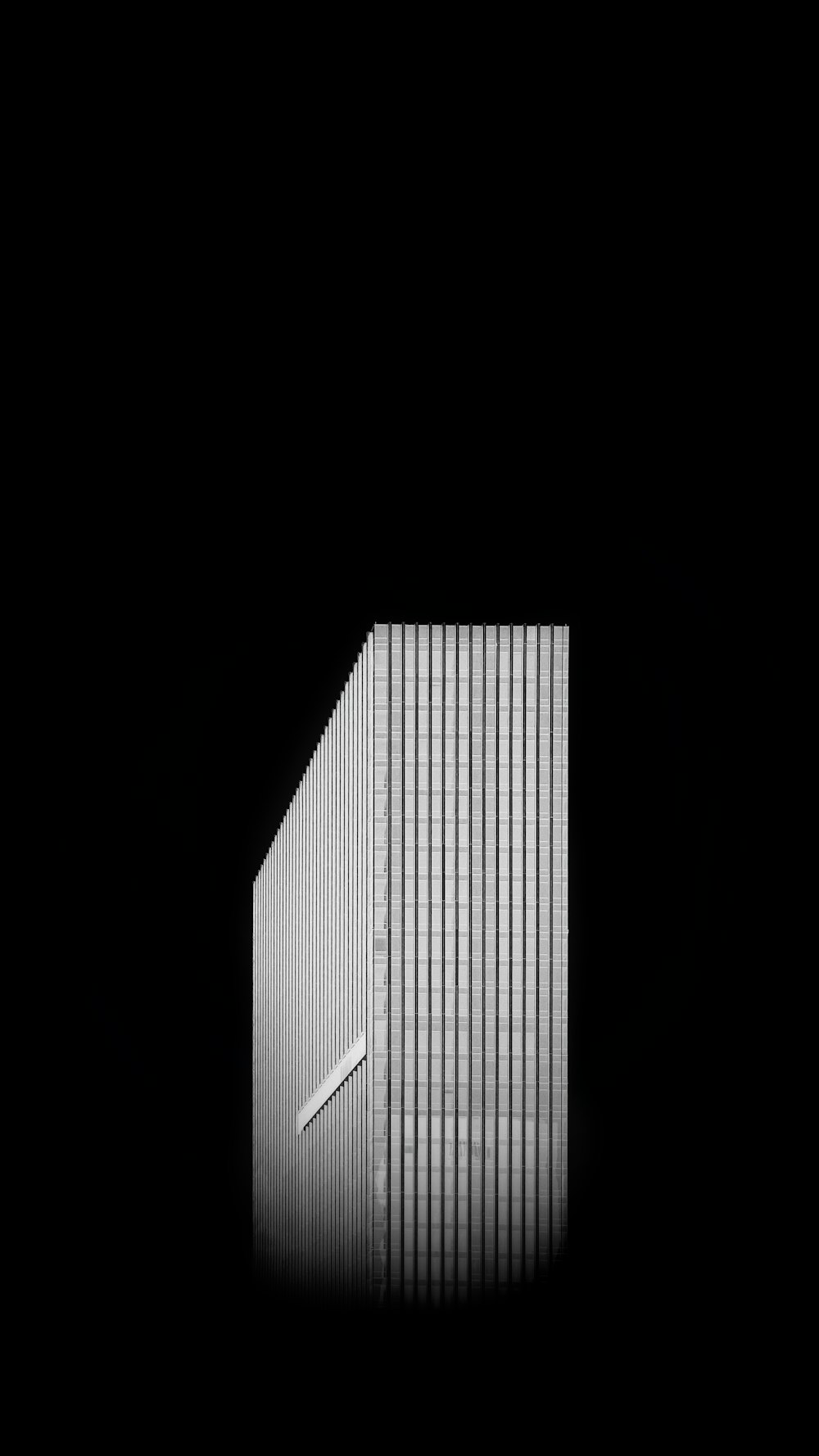 Edificio de gran altura en blanco y negro