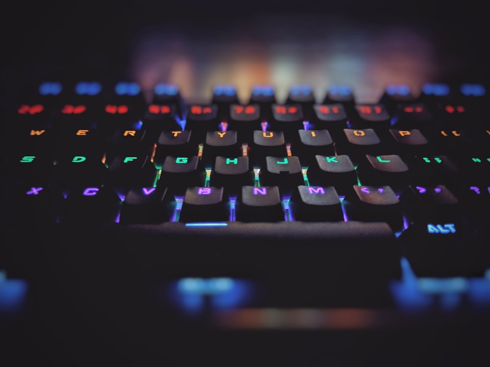 teclado de computador iluminado preto e azul