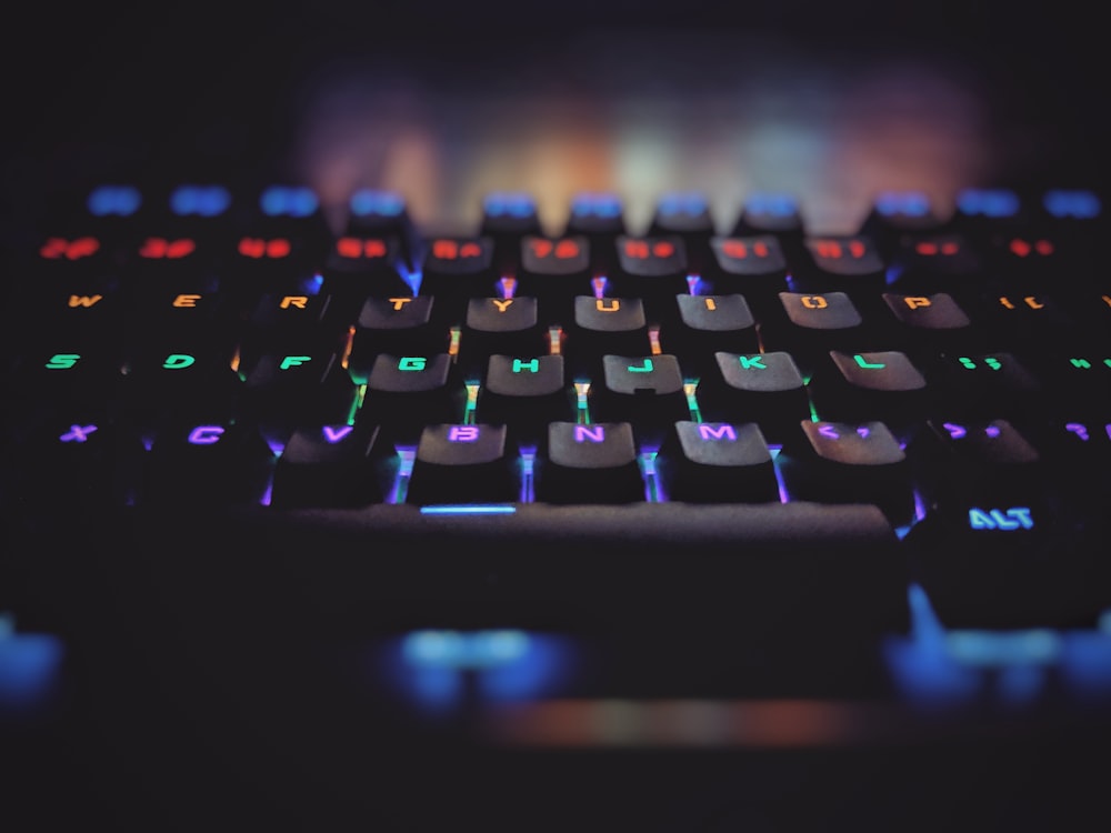 Teclado de computadora iluminado en negro y azul