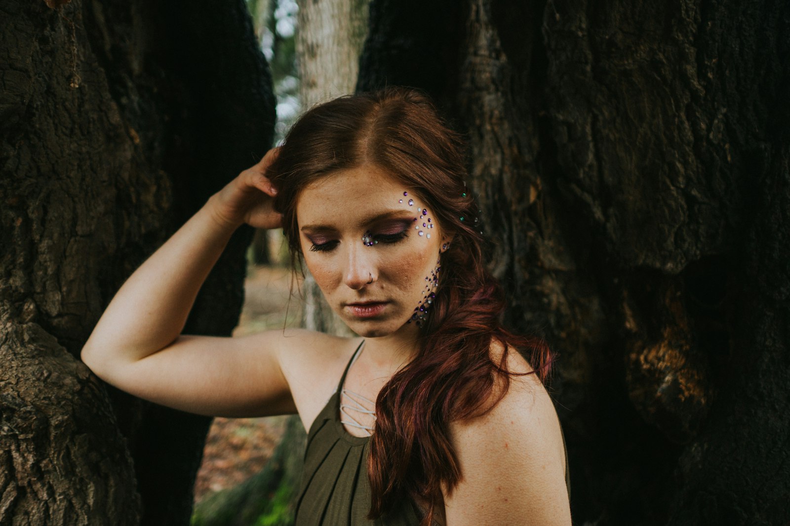 Sony a6300 + Sony Sonnar T* E 24mm F1.8 ZA sample photo. Woman in green tank photography