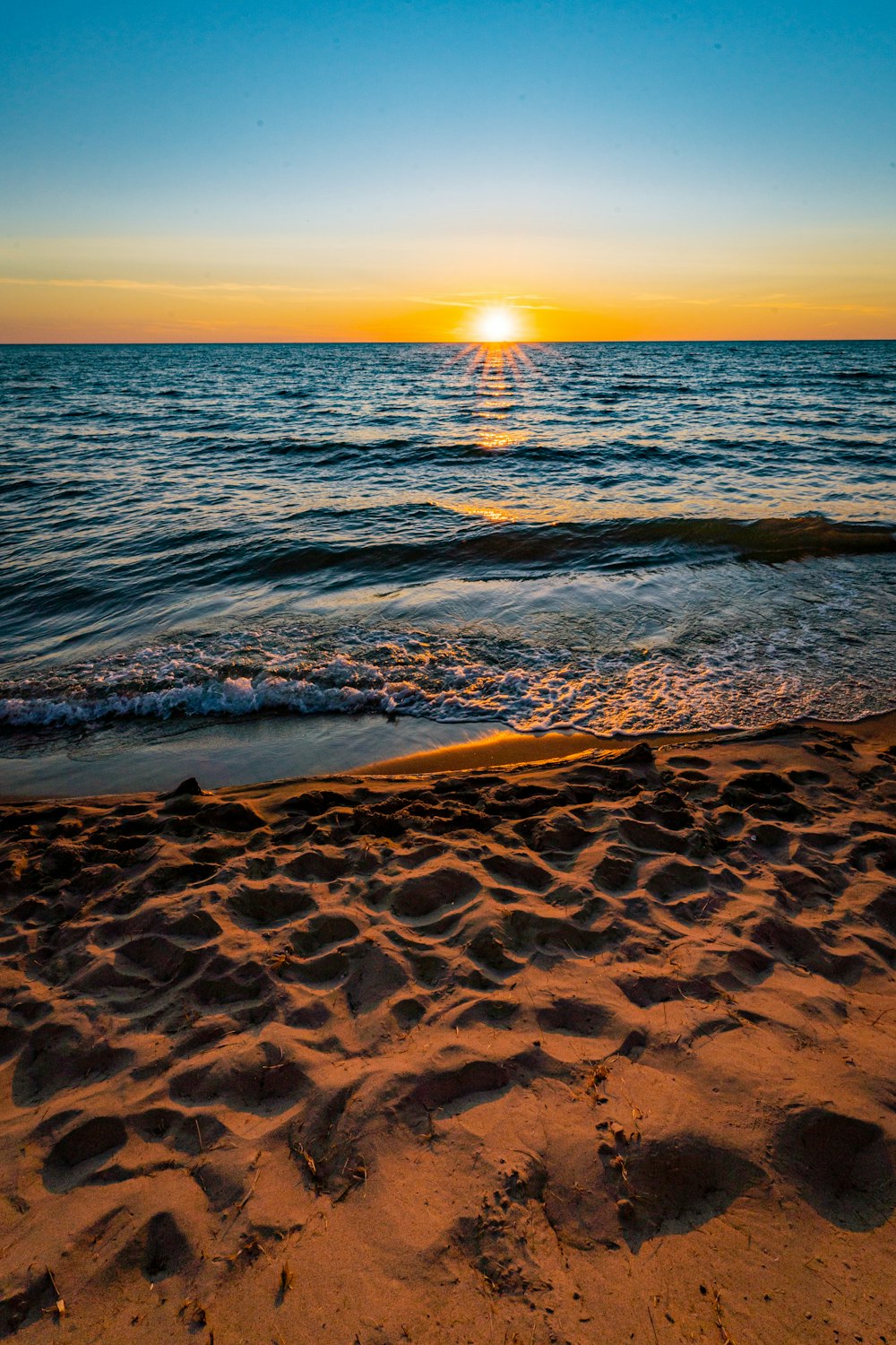 ondas do mar batendo na costa durante o pôr do sol