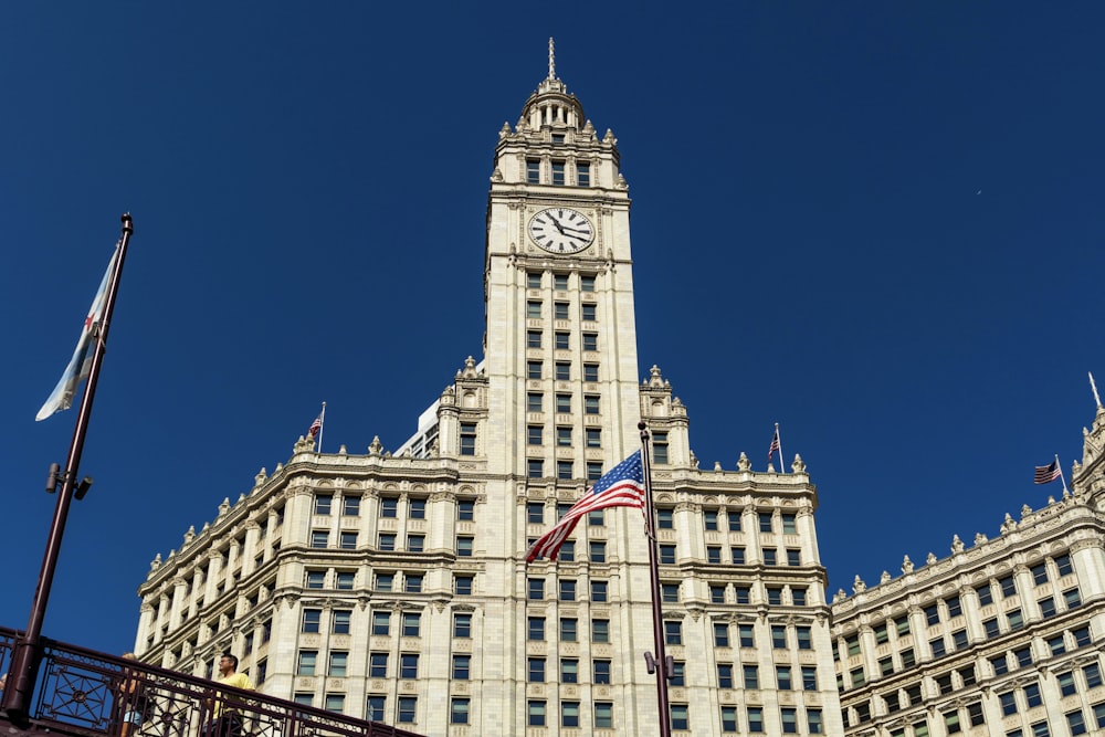 Edificio de hormigón blanco con la bandera de EE. UU. en la parte superior durante el día