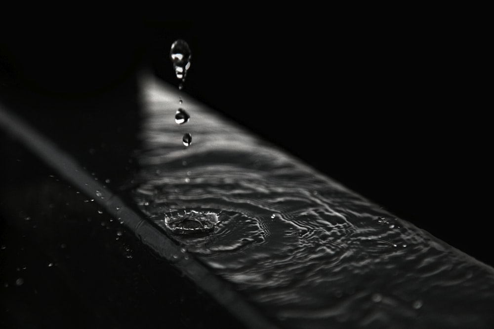 gouttelettes d’eau sur une surface noire