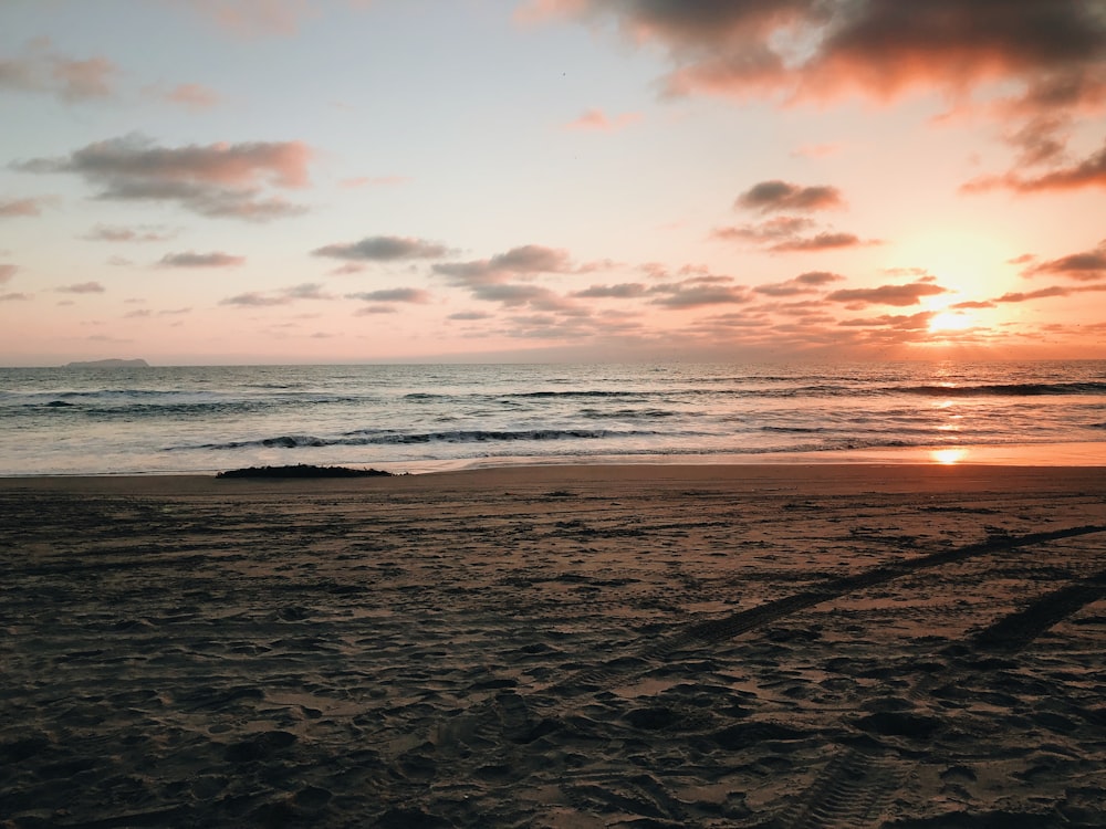日没時に海岸に打ち寄せる波