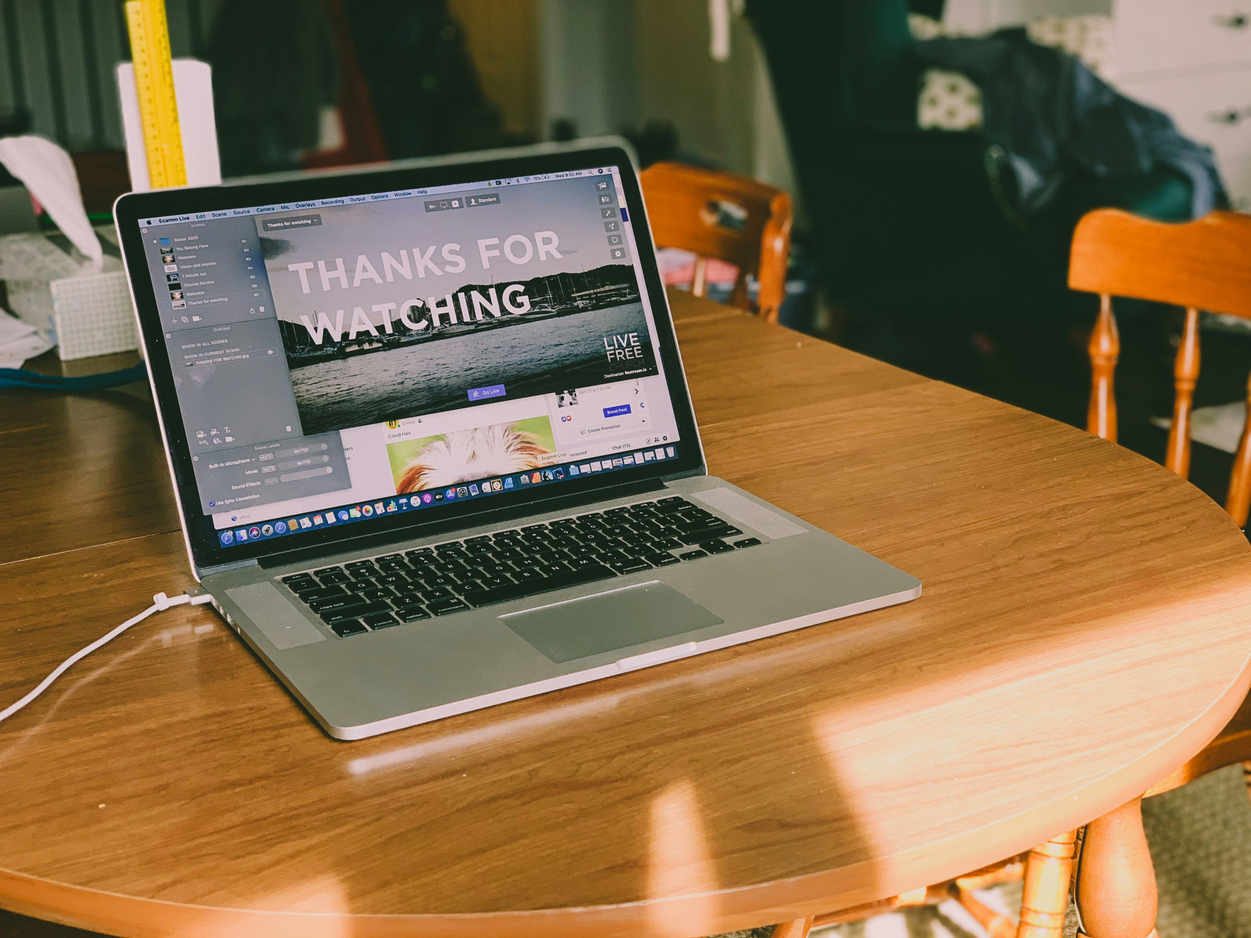 Macbook Pro Na Mesa De Madeira Marrom _cGRcOPKinc