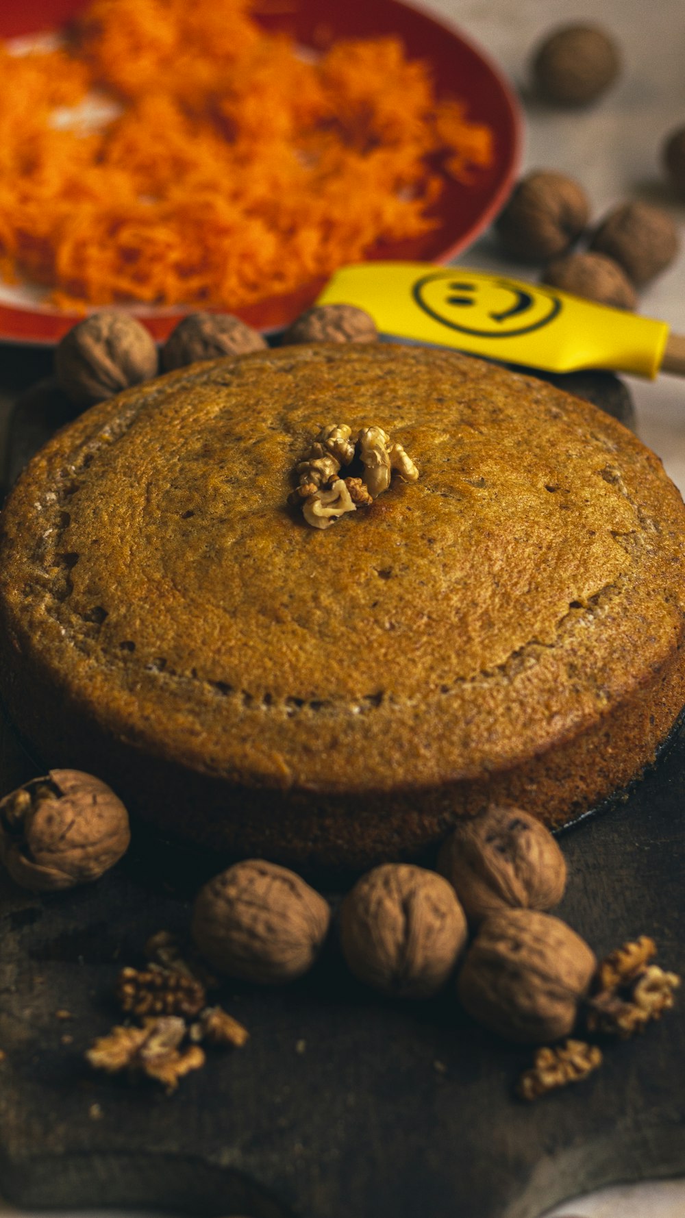 gâteau rond brun sur nappe blanche et rouge