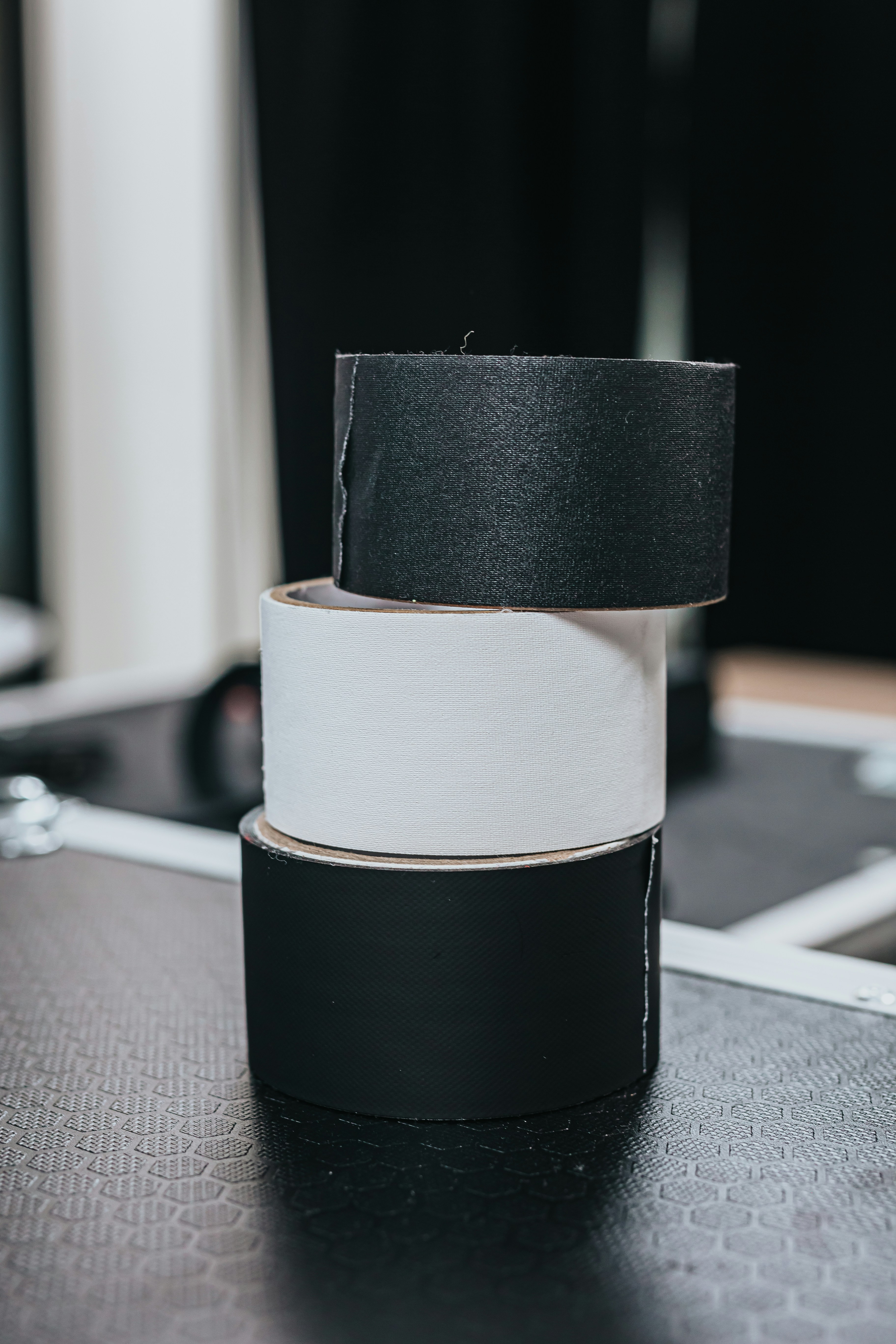 Black and white round speaker