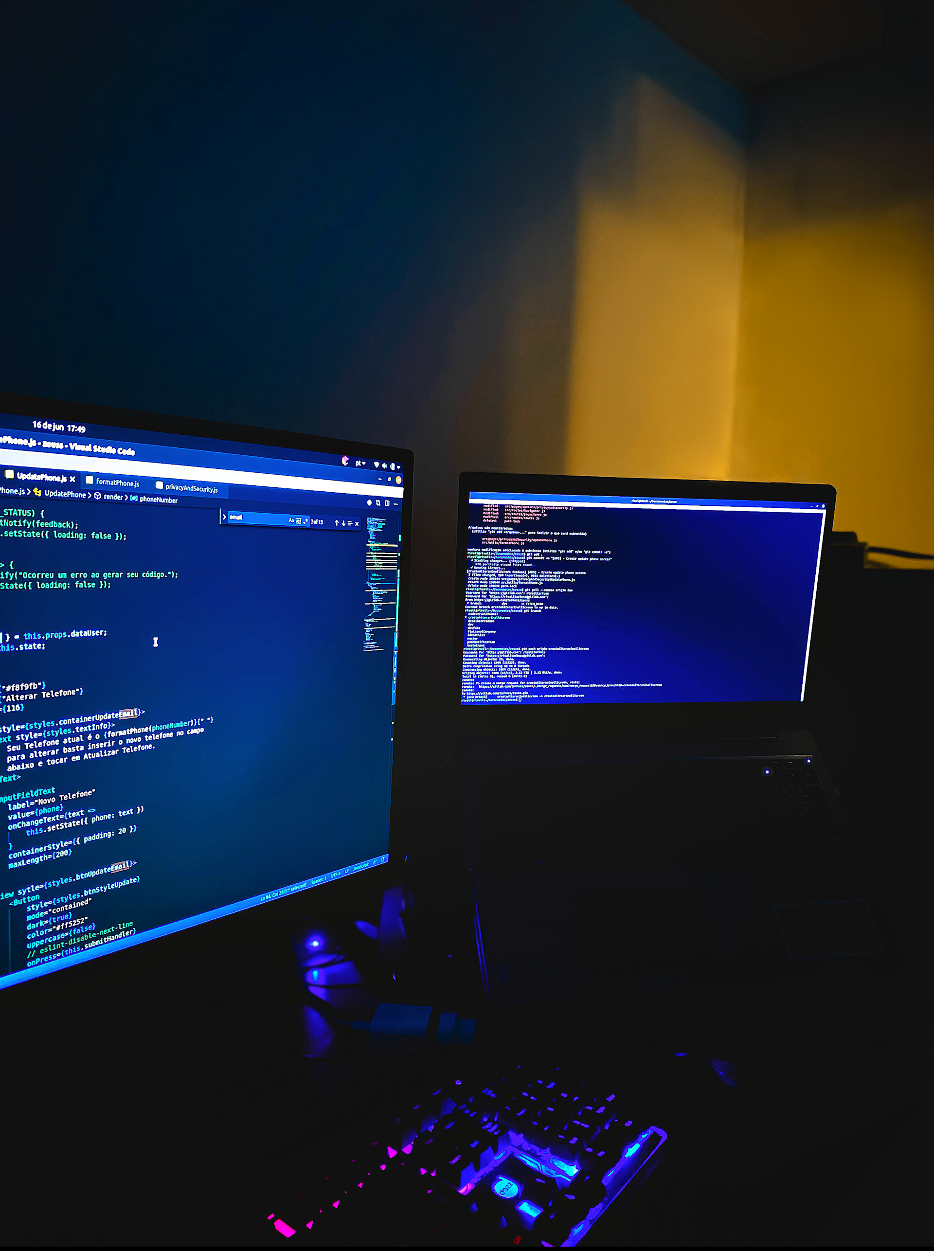 gray computer monitor