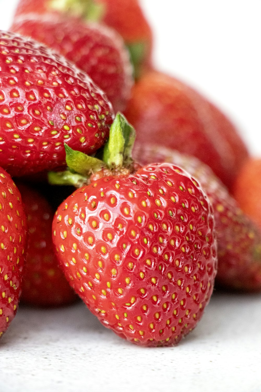red strawberries in close up photography