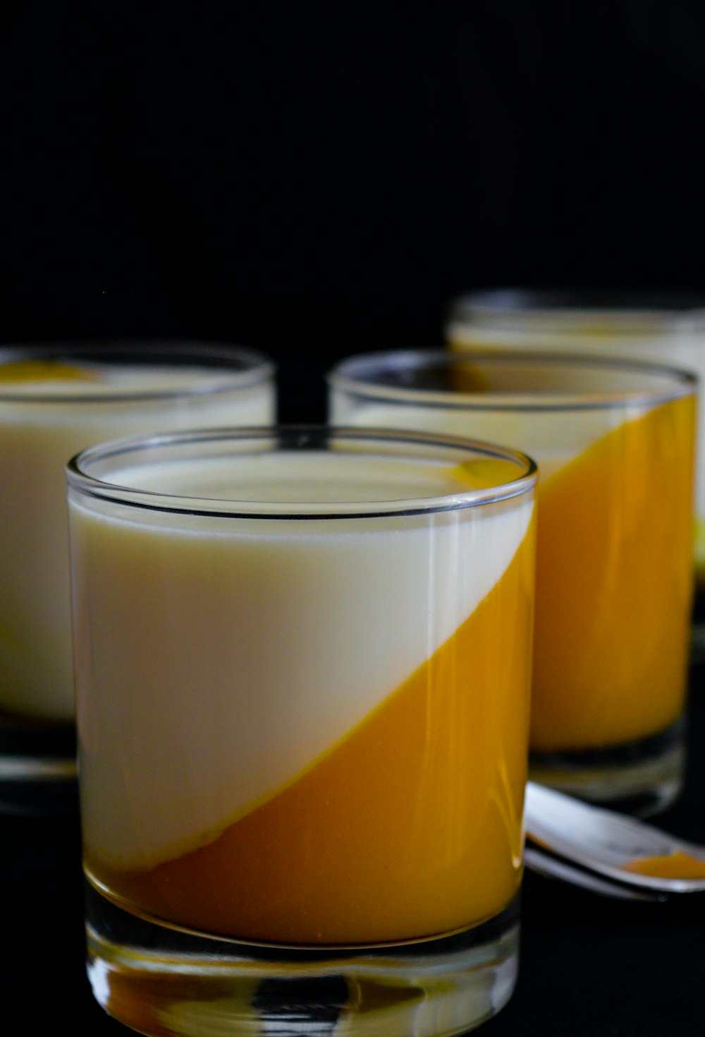 bicchiere trasparente con liquido giallo