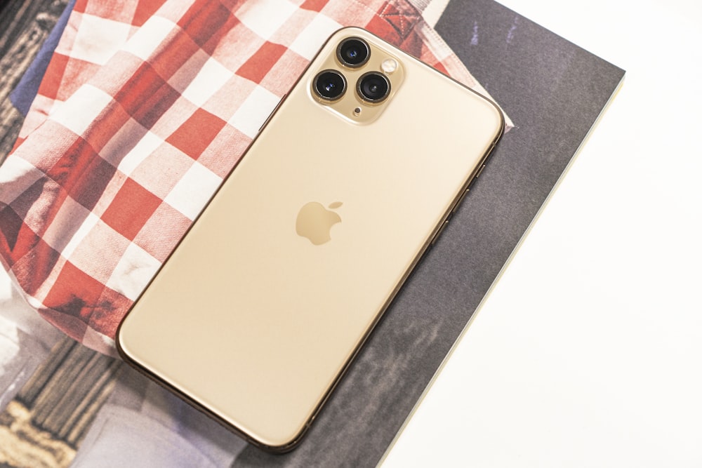 iphone 6 dourado no vermelho branco e azul tecido xadrez