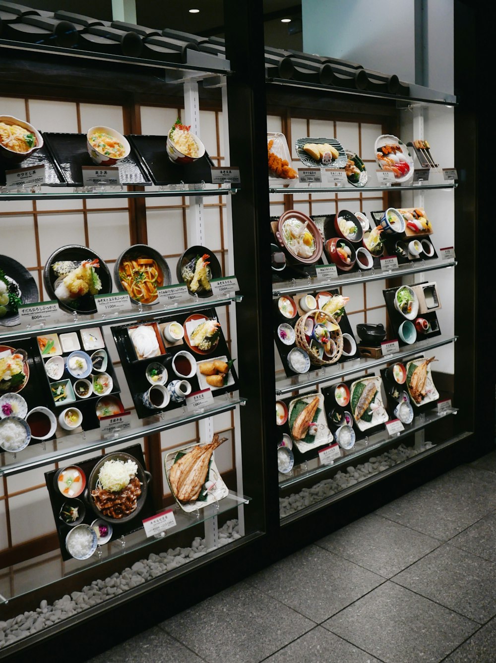 黒い木製の棚に盛り合わせられた食べ物