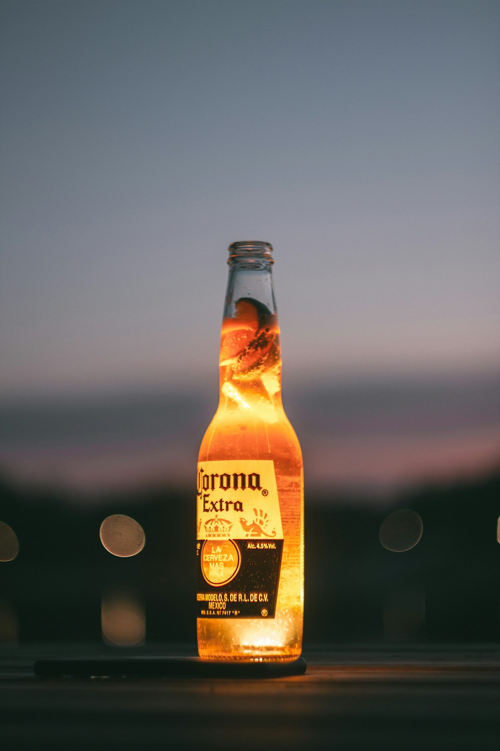 Selektive Fokusfotografie der Corona Extraflasche