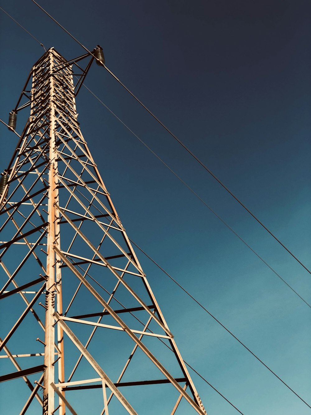 Tour en métal gris sous le ciel bleu pendant la journée