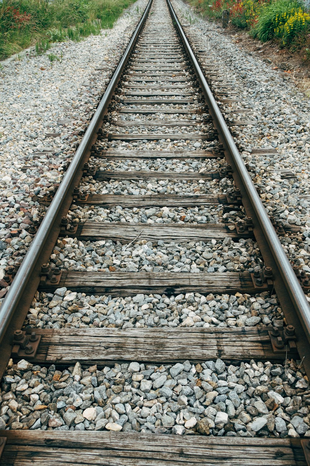 Carril de tren marrón y gris