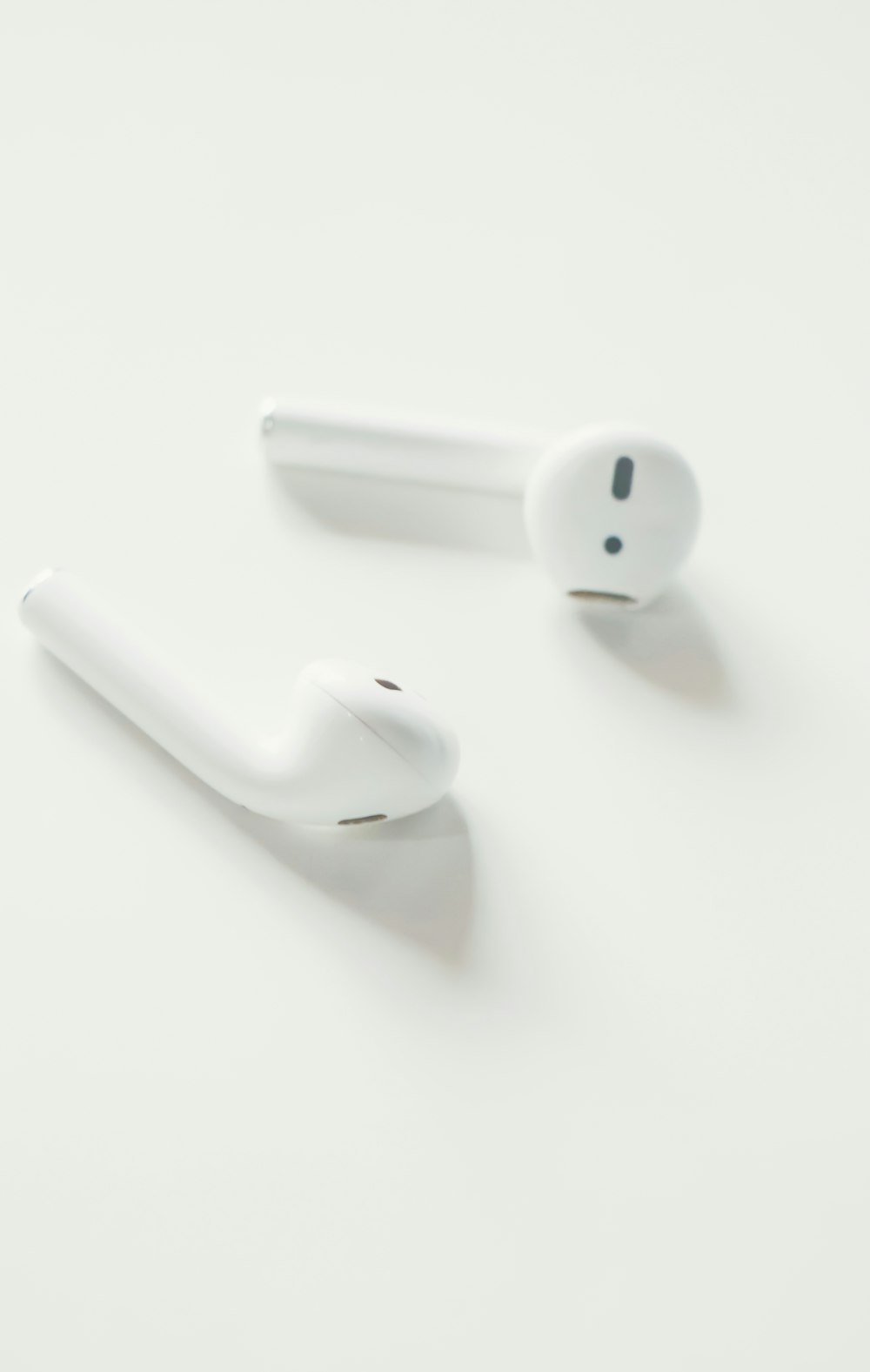 Earpods Apple blanc sur surface blanche