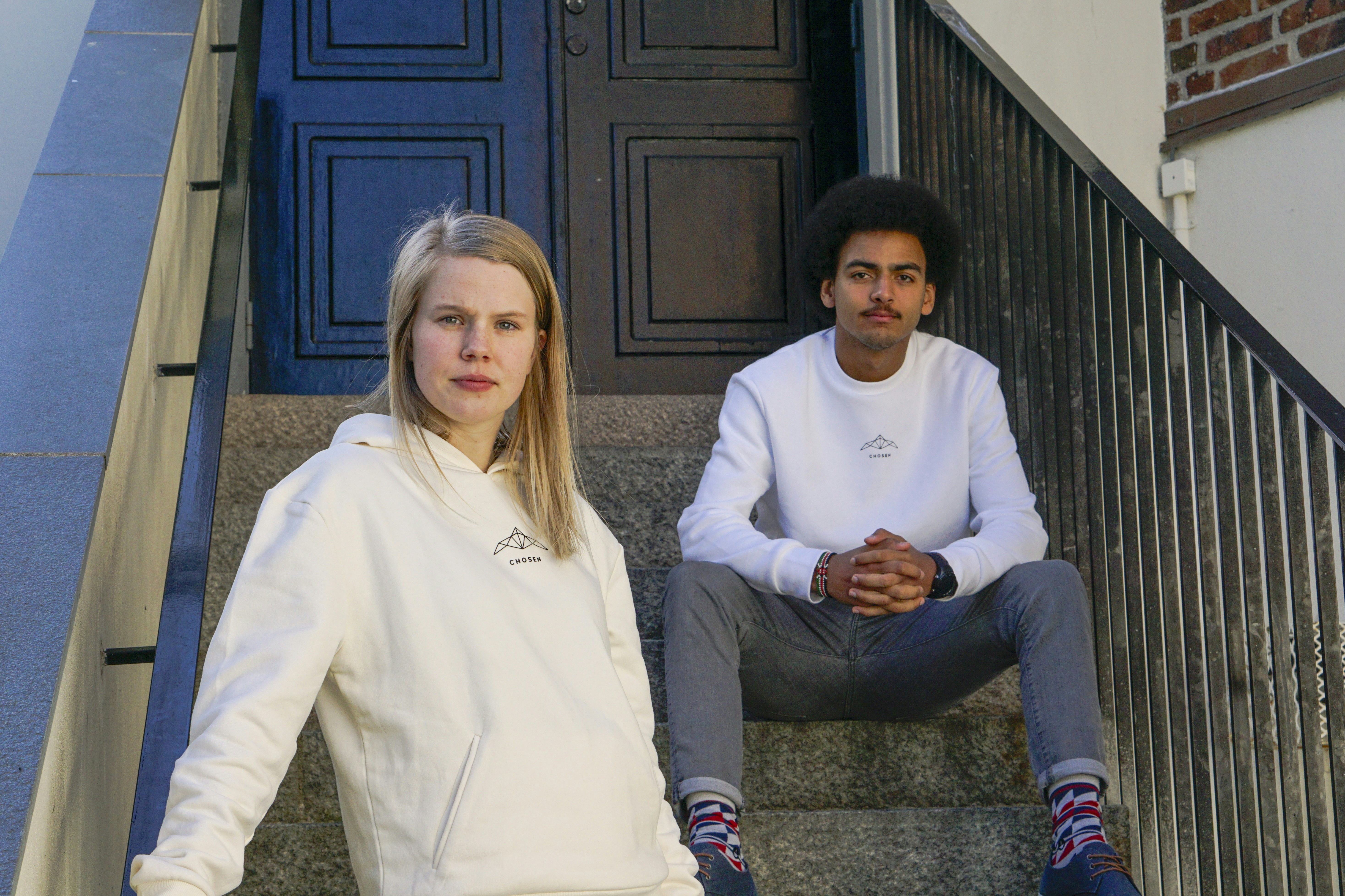 homem na camisa branca de manga comprida sentado ao lado da mulher na camisa branca de manga comprida