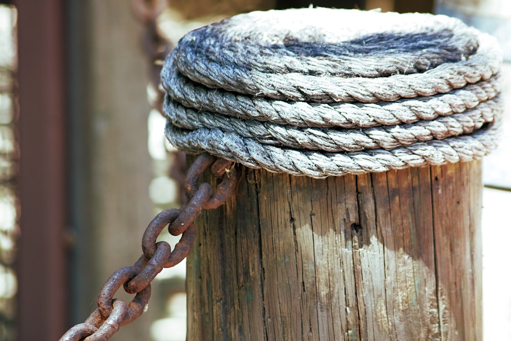 corda grigia su staccionata di legno marrone