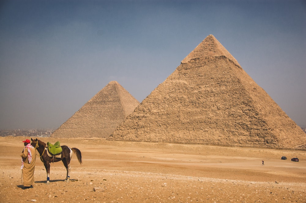 pirâmide marrom no meio do deserto