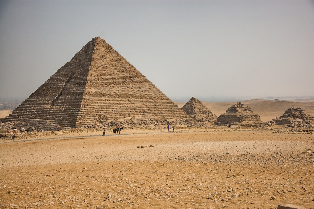 Pirámide marrón bajo el cielo gris durante el día