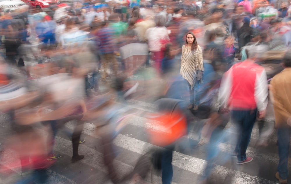 pessoas andando na rua durante o dia