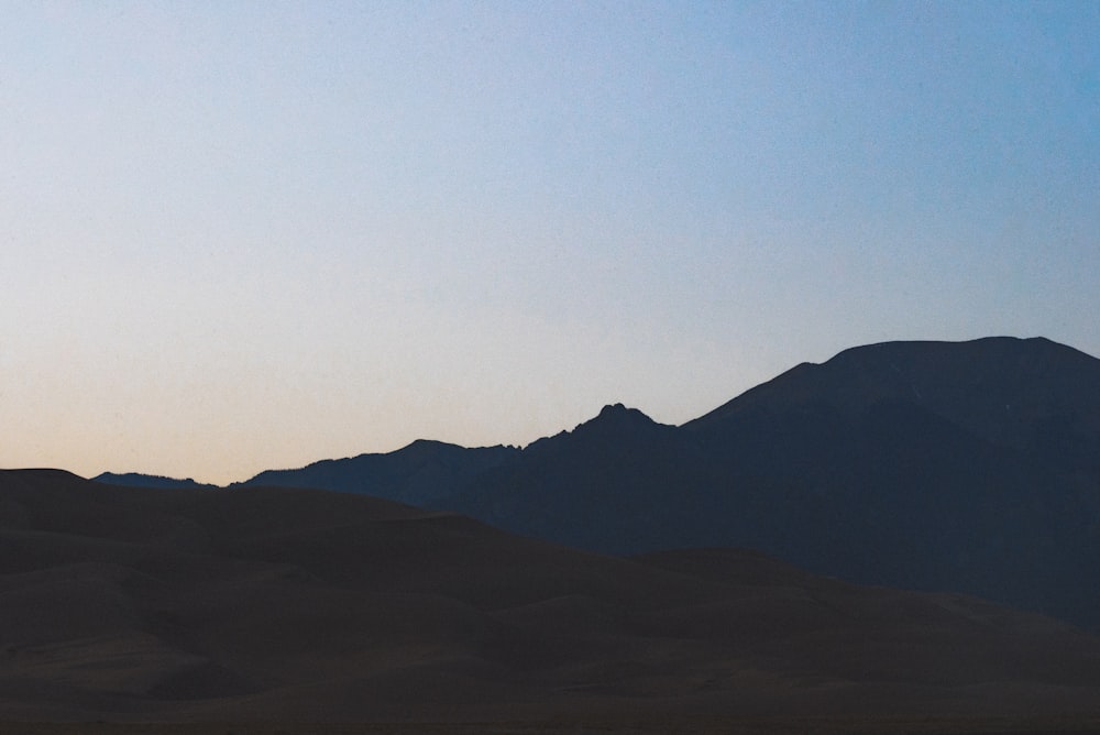 silhouette di montagne durante il giorno