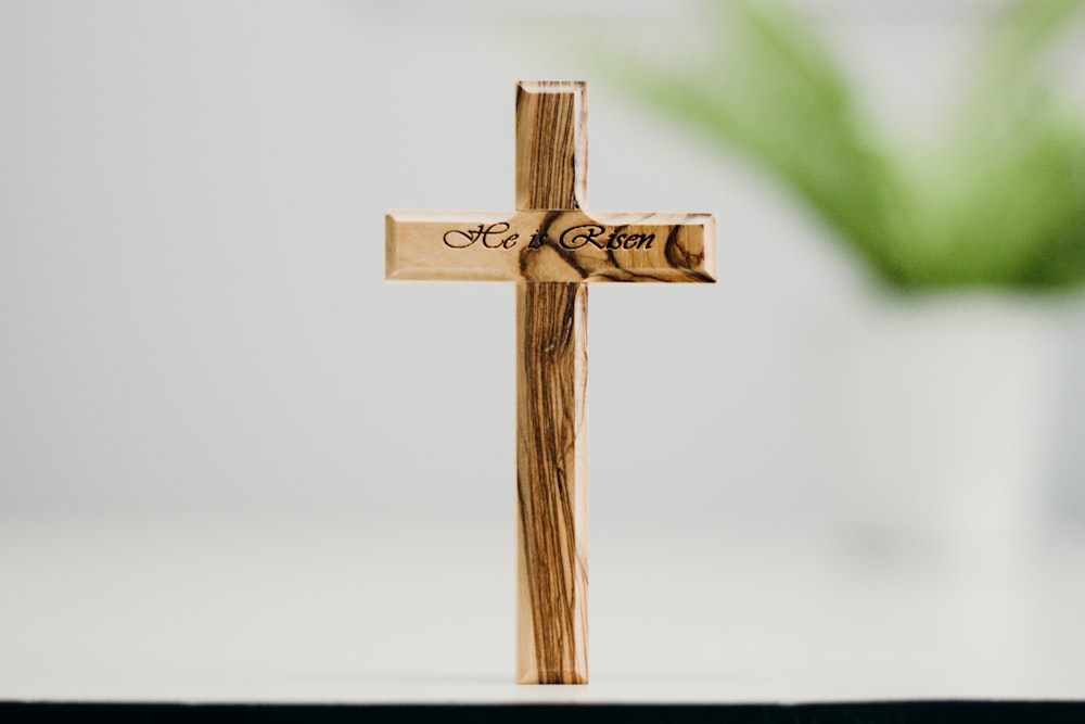 braunes Holzkreuz mit Kreuz