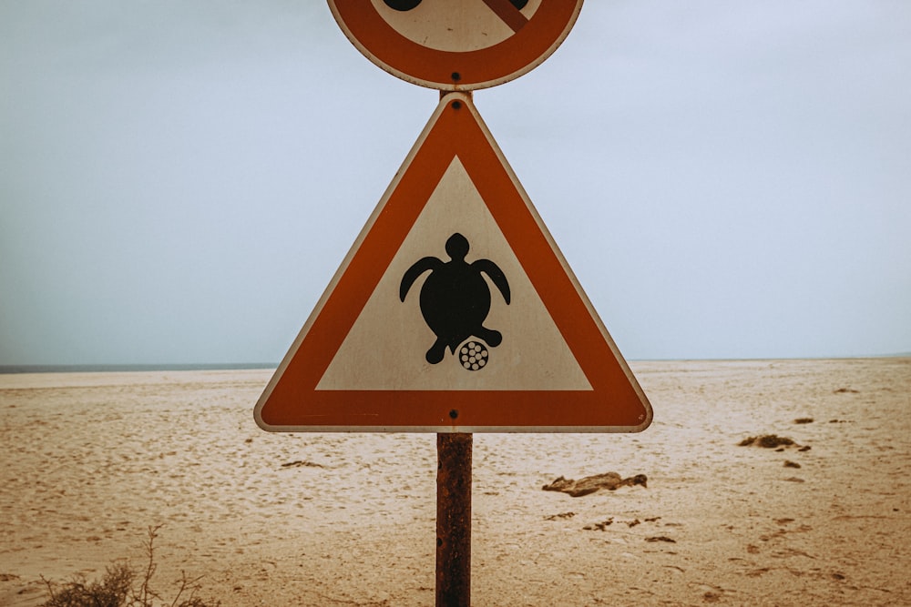 Panneau de signalisation jaune et noir