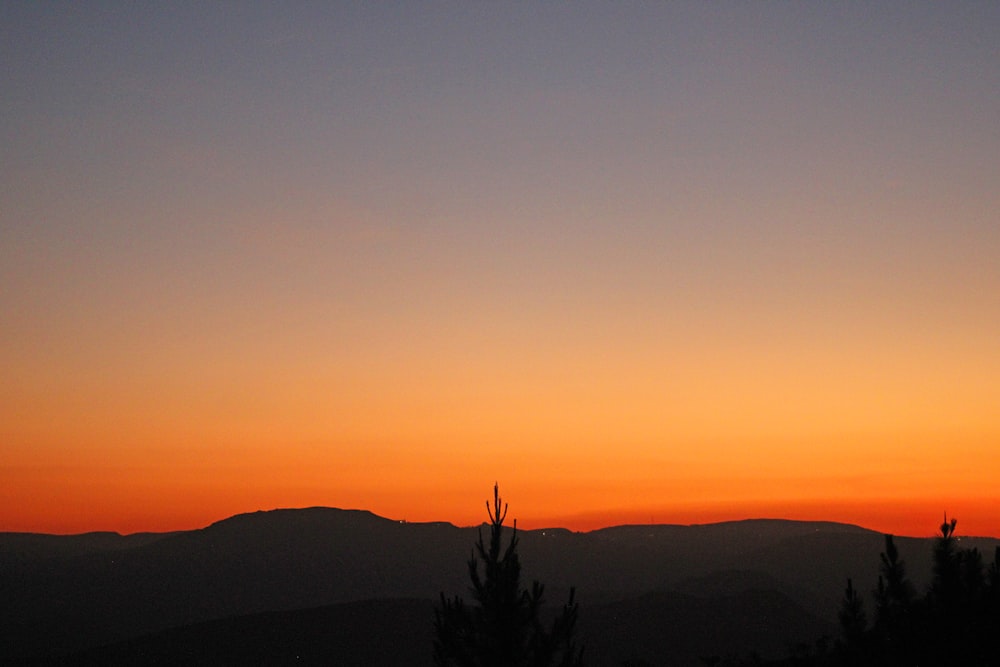 Silhouette des Berges bei Sonnenuntergang