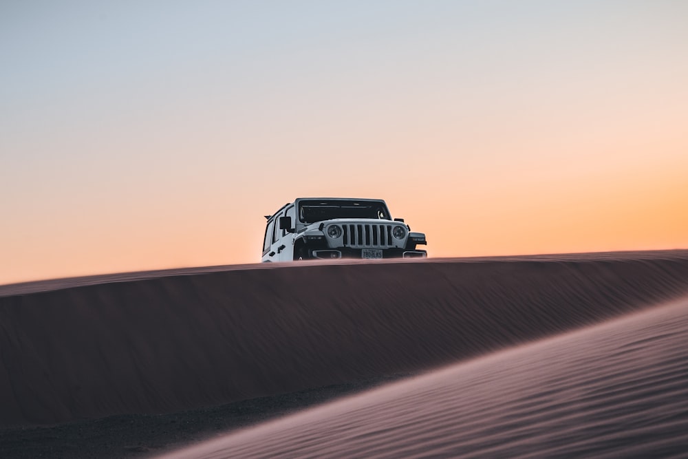 camion in bianco e nero sul deserto durante il giorno